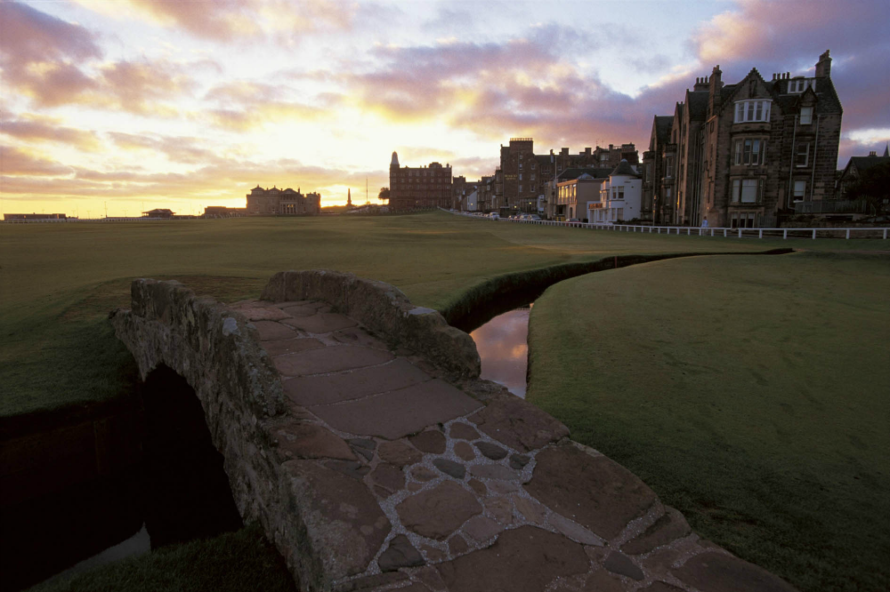 Puente en el campo golf de Old Course de St Andrews en Escocia