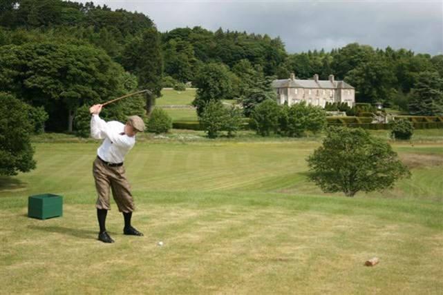 Golfista en el campo de golf de Kingarrock en Escocia
