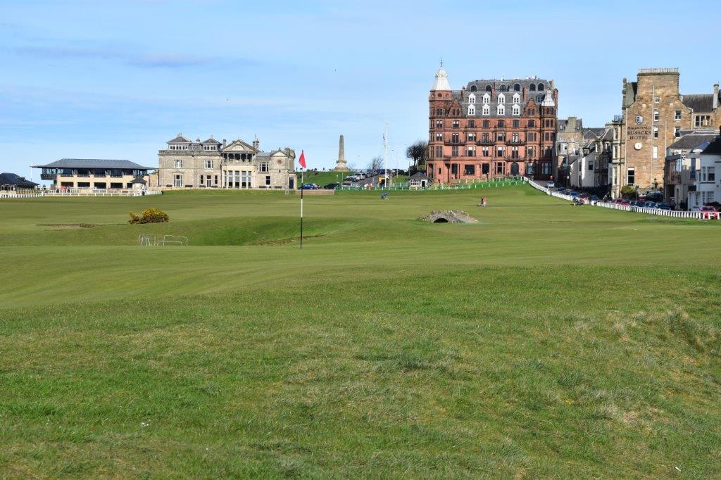 Fairway del campo de golf de Old Course de St Andrews en Escocia