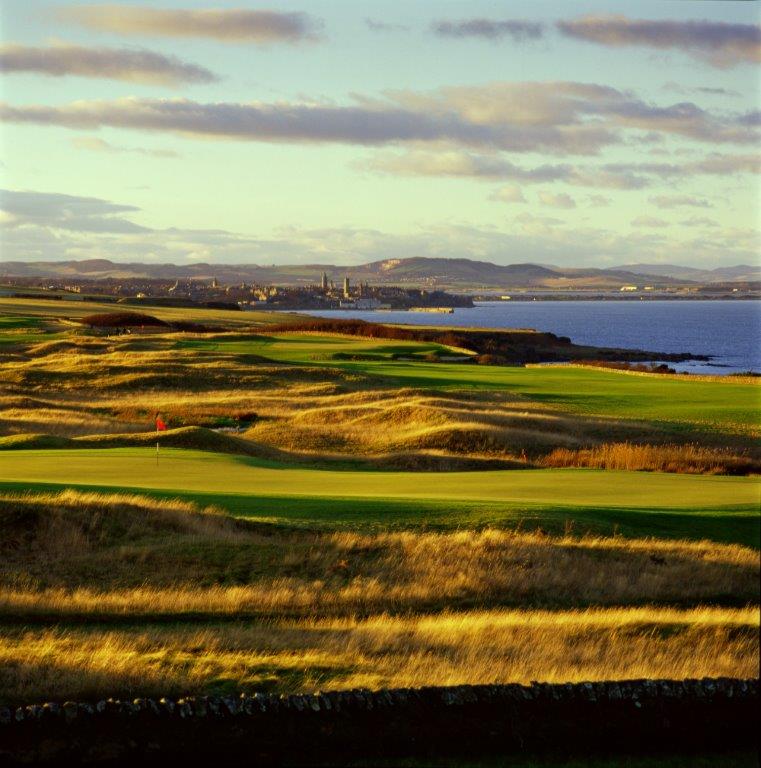 Fairway en el campo de golf de Torrance de St Andrews en Escocia