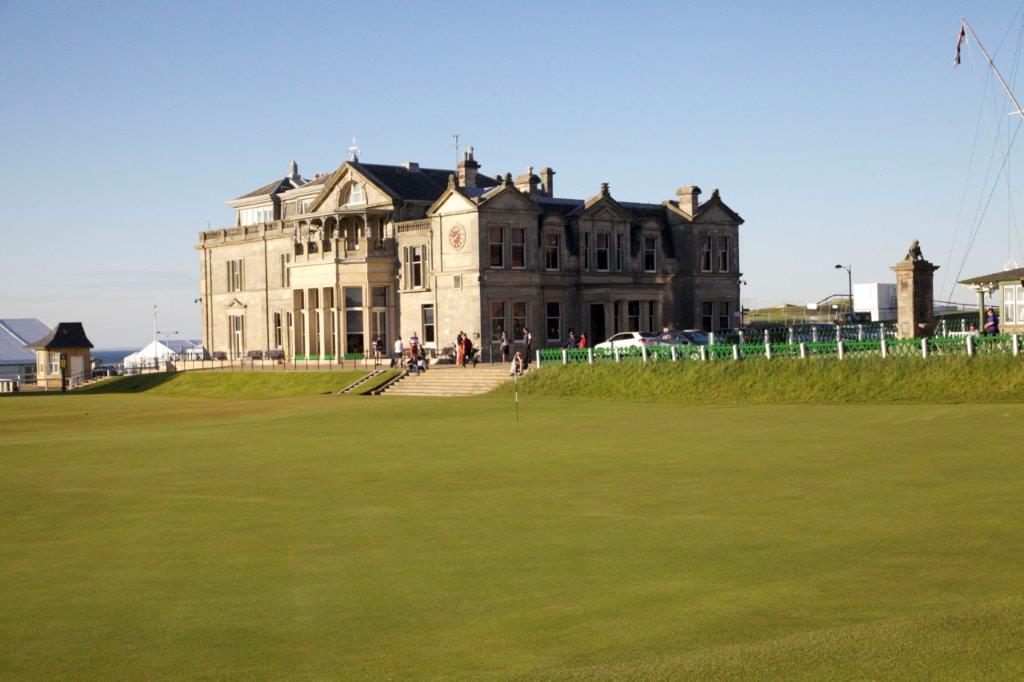 Casa Club del campo de golf de Old Course de St Andrews en Escocia