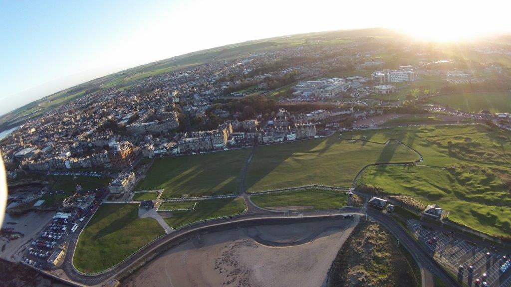 Panorámica del campo de golf de Old Course de St Andrews en Escocia