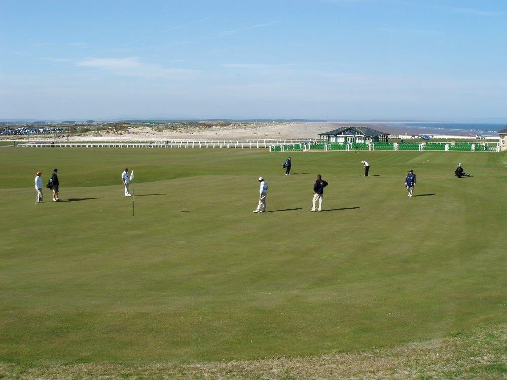 Golfistas en el campo de golf de Old Course de St Andrews en Escocia