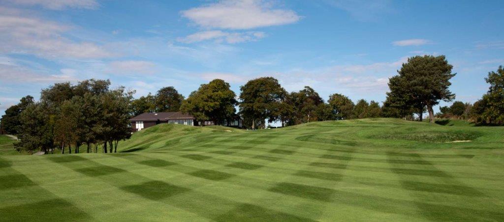 Fairway en el campo de golf de Newmachar (Hawkshill) en Escocia