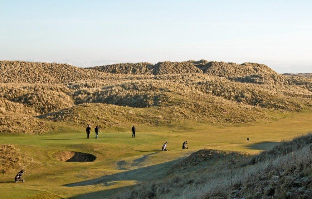Golfistas en el campo de golf de Freserburgh en Escocia