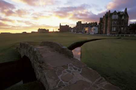Puente en el campo golf de Old Course de St Andrews en Escocia