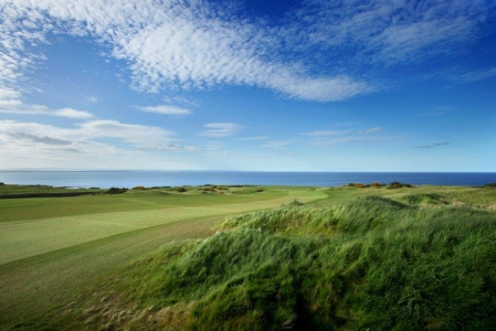 Fairway en el campo de golf de Torrance de St Andrews en Escocia