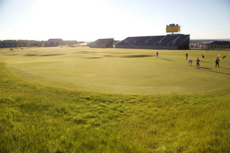 Vistas al mar del campo de golf de Old Course de St Andrews en Escocia