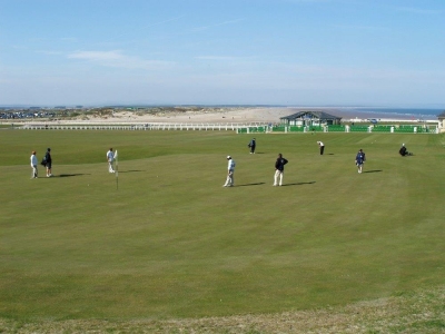Golfistas en el campo de golf de Old Course de St Andrews en Escocia