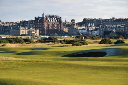 Fairway del campo de golf de Old Course de St Andrews en Escocia