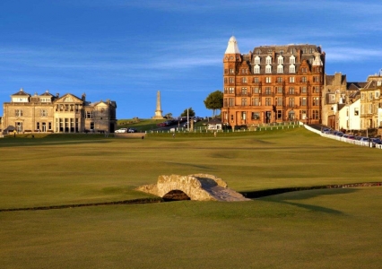 Puente del campo de golf de Old Course de St Andrews en Escocia