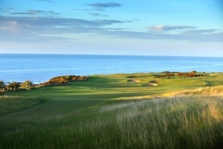 Fairway en el campo de golf de Kittocks de St Andrews en Escocia