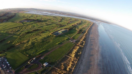 Vistas al mar del campo de golf de Old Course de St Andrews en Escocia
