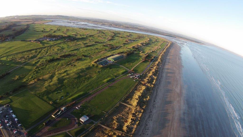 Vistas al mar del campo de golf de Old Course de St Andrews en Escocia